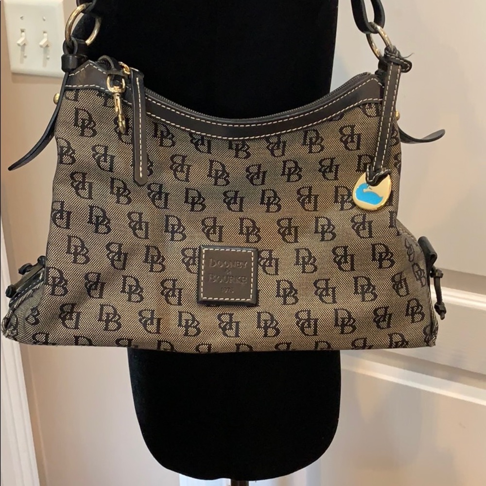 Dooney & Bourke signature shoulder bag medium